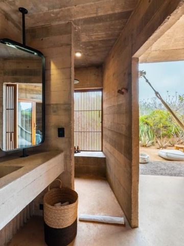 Luxuriöses Badezimmer mit Blick ins Freie und modernen Holzelementen