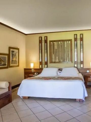 Komfortables Zimmer mit Doppelbett und dekorativen Holzakzenten