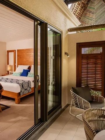 Hotelzimmer mit privater Terrasse und gemütlicher Einrichtung