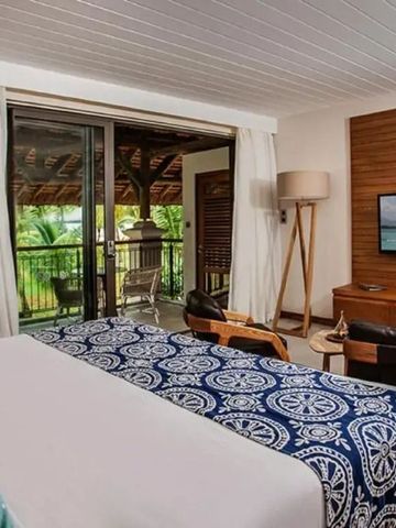 Gemütliches Hotelzimmer mit Balkon und stilvoller Einrichtung