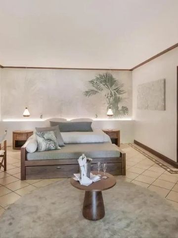 Geschmackvoll eingerichtete Suite mit eleganten Möbeln und Dekor