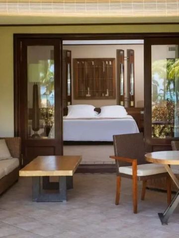 Terrasse mit Sitzgelegenheiten und Blick ins Hotelzimmer