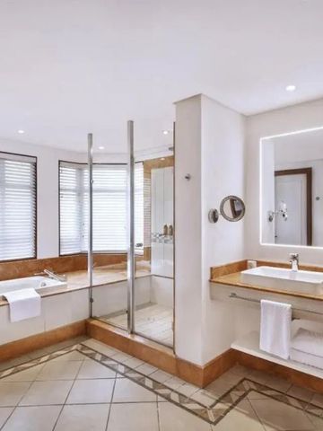 Modernes Badezimmer mit Badewanne und großem Spiegel