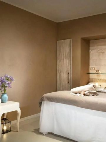 Eleganter Spa-Behandlungsraum mit Bett und sanfter Beleuchtung.