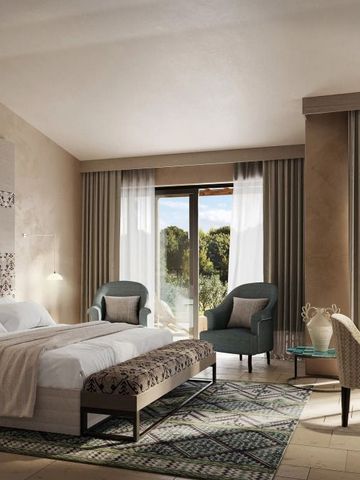 Stilvolles Hotelzimmer mit großen Fenstern und gemütlicher Einrichtung.