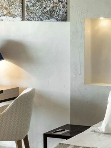 Schranksicht auf modernes, gemütliches Zimmer mit dekorativen Elementen.