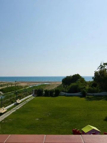 Weitläufiger Gartenbereich mit Blick auf das Meer unter blauem Himmel