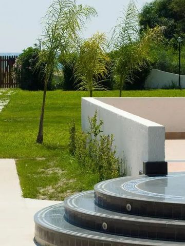 Gartenanlage am Meer mit Treppenstufen und gepflegtem Rasen