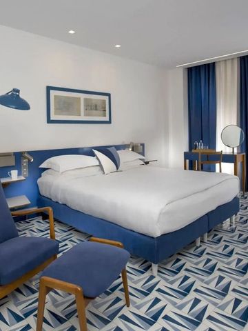 Stilvolles Zimmer mit Balkon und Blick auf das Meer