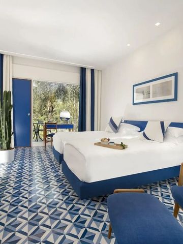 Doppelzimmer mit moderner Dekoration und Gartenzugang