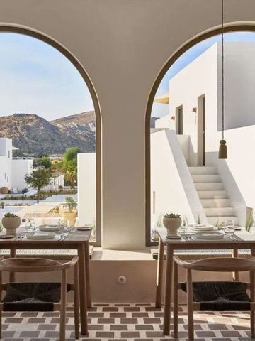 Restaurant mit Blick auf weißen Innenhof und Berge