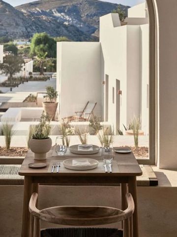 Tisch für zwei Personen mit Blick auf minimalistische Architektur im Freien