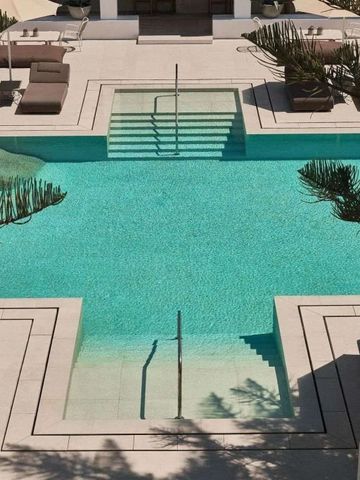 Großer Pool mit Liegen und klaren geometrischen Linien