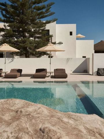 Eleganter Poolbereich mit Liegen und Sonnenschirmen vor moderner Architektur