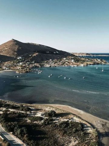 Landschaftsblick auf Küste und Meer bei Paros