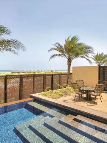 Private Terrasse mit Pool und Sitzbereich mit Meerblick