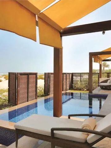 Terrasse mit kleinem Pool und Liegestühlen im Park Hyatt Abu Dhabi.