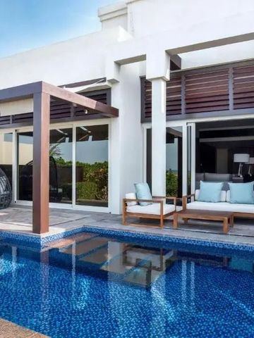 Moderne Villa mit privatem Pool und gemütlicher Sitzgelegenheit.