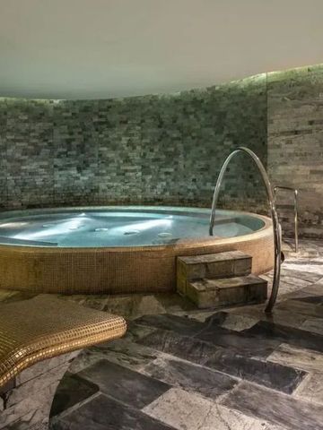 Entspannender Spa-Bereich mit eingelassener Wellnessbadewanne im Park Hyatt Abu Dhabi.