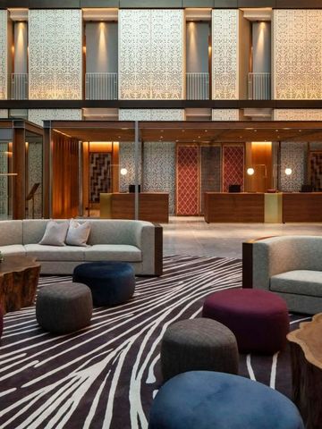 Elegante Lobby mit moderner Sitzgruppe und Holzelementen im Park Hyatt Auckland