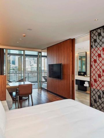 Helles Hotelzimmer mit Blick auf die Stadt und modernem Design im Park Hyatt Auckland