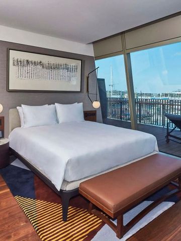 Luxuriöses Hotelzimmer mit Hafenblick und Balkon