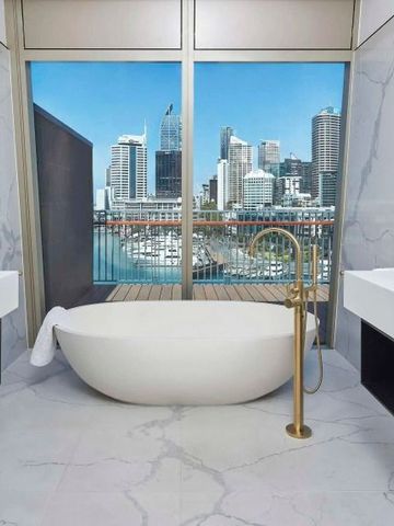 Freistehende Badewanne mit Blick auf die Skyline von Auckland