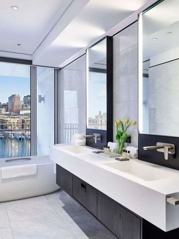 Luxuriöses Badezimmer mit Fensterblick auf den Hafen