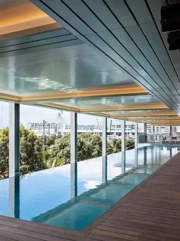 Infinity-Pool mit Blick auf die Marina