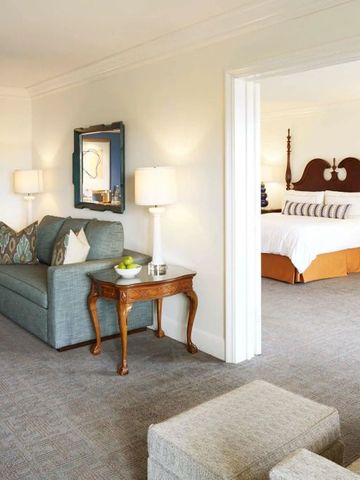 Stilvolles Wohnzimmer einer Suite mit klassischem Mobiliar