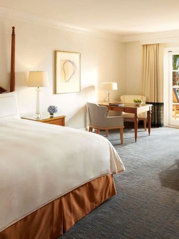 Helles und elegantes Schlafzimmer mit Zugang zu einem Balkon