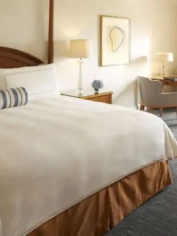 Luxuriöses Schlafzimmer mit großem Bett und Balkonblick