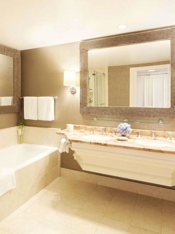 Luxuriöses Badezimmer mit eleganten Marmoroberflächen und Spiegeln im Park Hyatt Aviara Resort