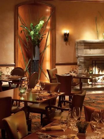 Elegantes Restaurant mit Kamin und stilvoll gedeckten Tischen im Park Hyatt Aviara Resort