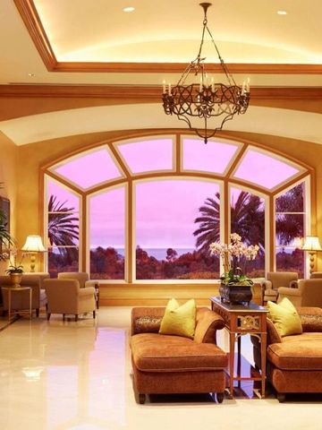 Opulente Lobby mit großer Fensterfront und luxuriösen Sitzmöbeln im Park Hyatt Aviara Resort