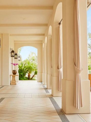 Sonnendurchflutete Terrasse mit Bögen und stilvollen Vorhängen im Park Hyatt Aviara Resort