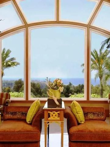 Elegante Lounge mit großen Fenstern und Meerblick im Park Hyatt Aviara Resort