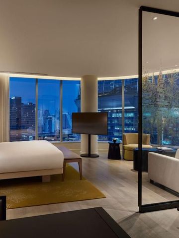 Luxuriöses Hotelzimmer mit Panoramablick auf die beleuchtete Stadt von Bangkok