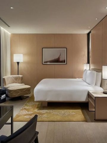 Modernes Zimmer mit Doppelbett, elegantem Dekor und großem Fenster mit Stadtblick