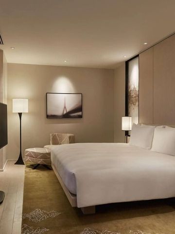 Luxuriöses Hotelzimmer mit bequemem Bett und großem Fenster mit Aussicht