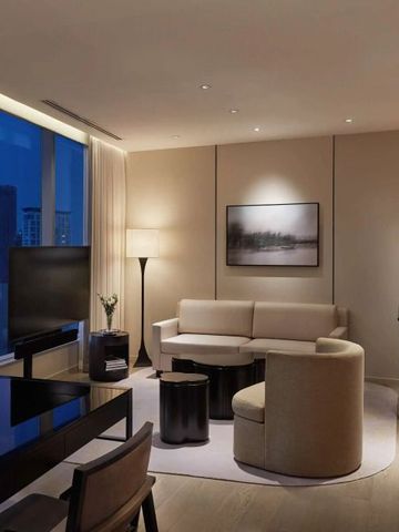 Gemütlicher Wohnbereich mit modernen Möbeln und Ausblick bei Nacht