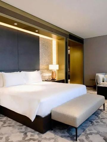 Luxuriöses Hotelzimmer mit großem Bett und edlem Dekor