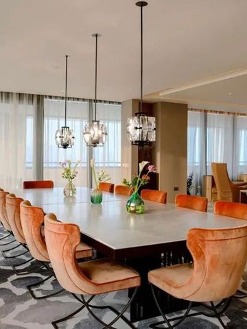 Exklusiver Essbereich mit modernem Design und stilvollen Stühlen