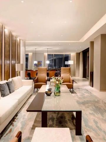 Großzügiger Wohnraum mit luxuriöser Einrichtung und eleganten Möbeln