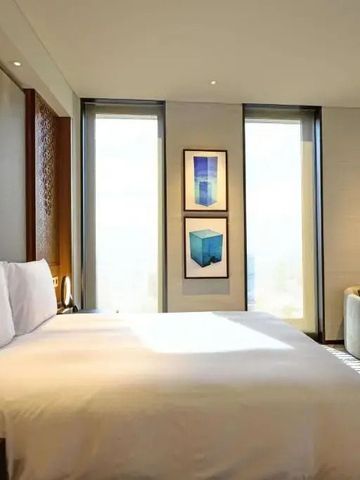 Modernes Hotelzimmer mit Panoramafenstern und Weißtönen