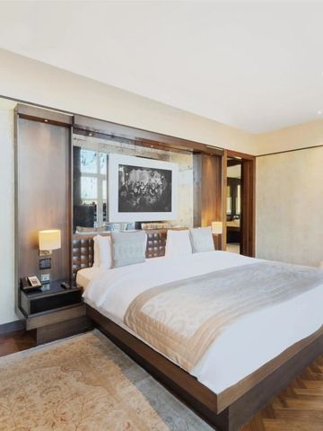 Geräumiges Hotelzimmer mit modernem Dekor und großem Fenster