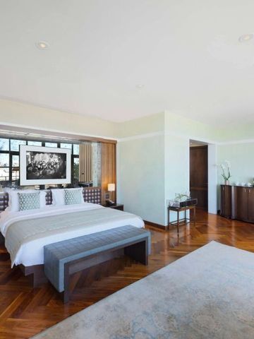 Luxuriöses Hotelzimmer mit elegantem Design und Parkettboden