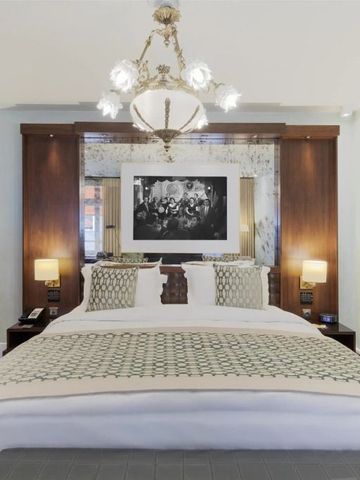 Hotelzimmer mit opulentem Kronleuchter und modernem Dekor