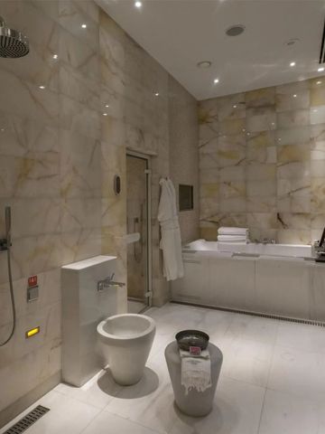 Modernes Wellness-Badezimmer mit großer Dusche und luxuriösem Design