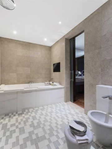Elegantes Badezimmer mit großer Badewanne und Bidet.